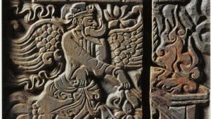 Vogelpriester mit Feuerritual im Kontext des Zoroastrismus.